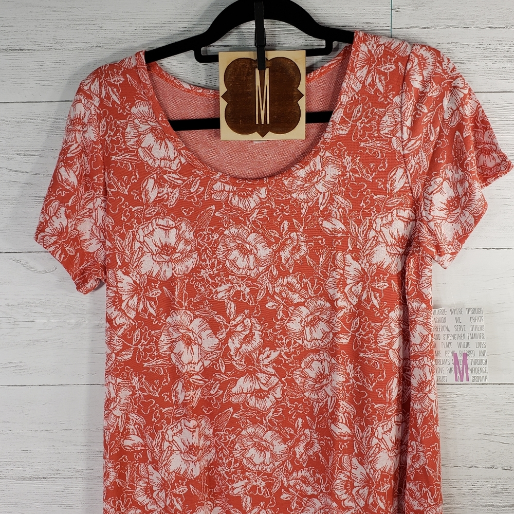 Medium LuLaRoe Classic T